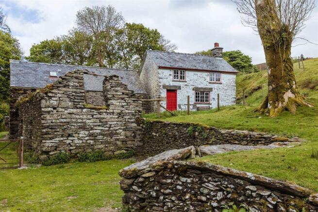 3 bed property, in Cwmyglyn, £300,000