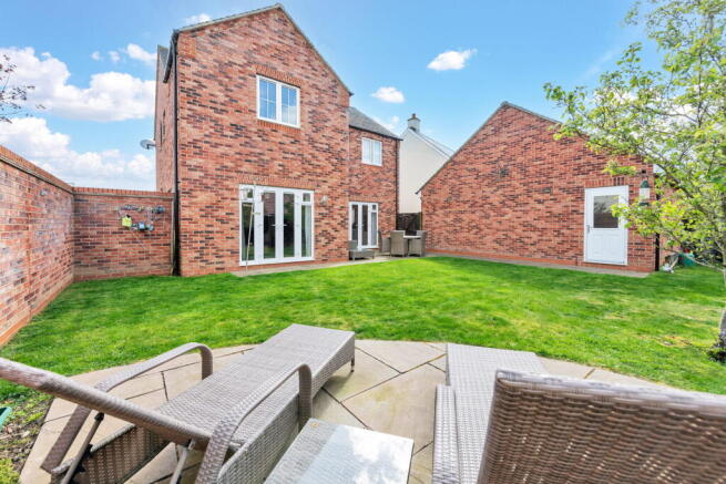 4 bed property, in Braeburn Way, £600,000