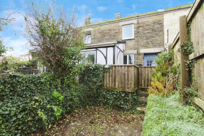 2 bed property, in Pound Street, £160,000