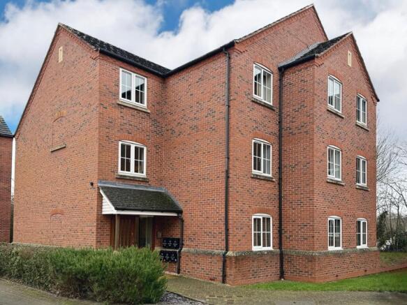 2 bed property, in Alcester Road, £171,500