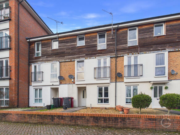5 bed property, in Meadow Way, £475,000