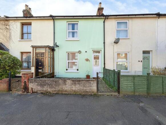 2 bed property, in Queenstown Road, £250,000