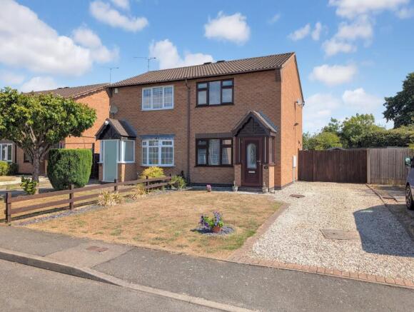 2 bed property, in Kilmarie Close, £220,000