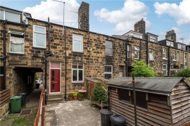 2 bed property, in Carlton Street, £120,000