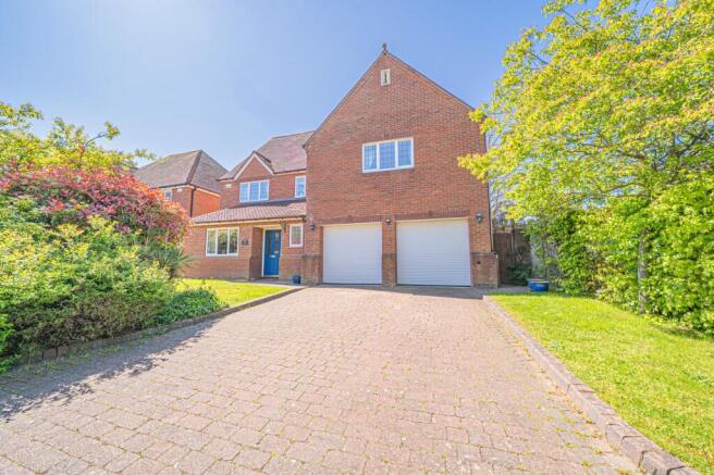 5 bed property, in Manor Road, £900,000