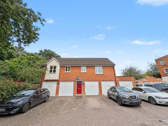 2 bed property, in Fairby Close, £200,000