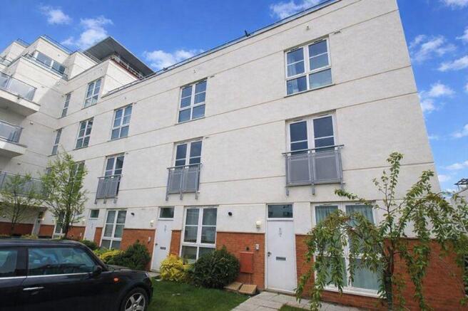 4 bed property, in Woodford Road, £220,000