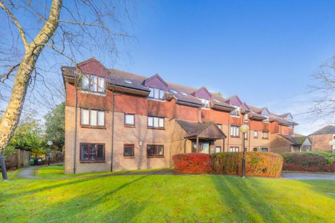 2 bed property, in Church Road, £199,995