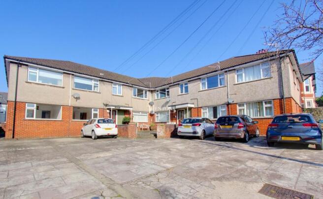 2 bed property, in Baden House, £215,000