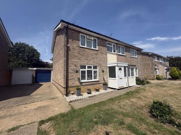 3 bed property, in Bozeat Way, £240,000