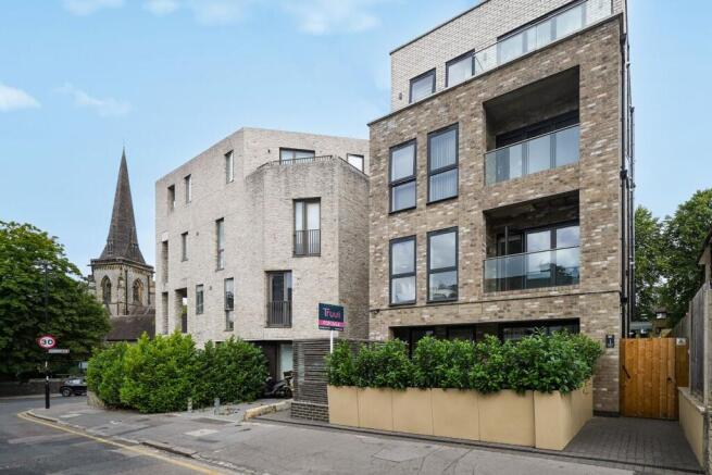 1 bed property, in Blunt Road, £270,000