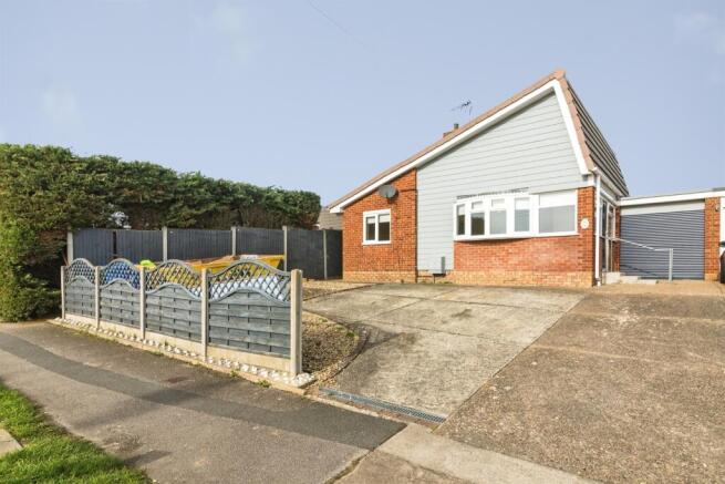 2 bed property, in Gloucester Avenue, £230,000