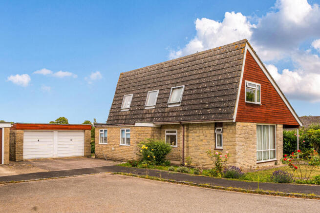 3 bed property, in Park Close, £450,000