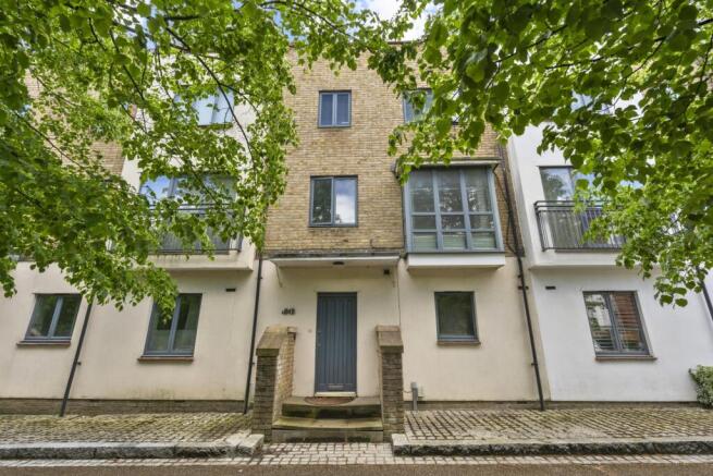 3 bed property, in The Chase, £400,000