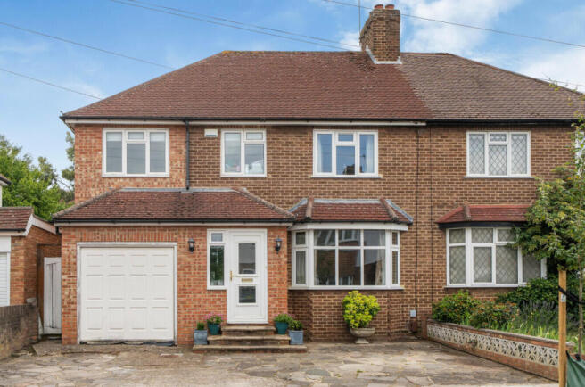 5 bed property, in Kechill Gardens, £900,000