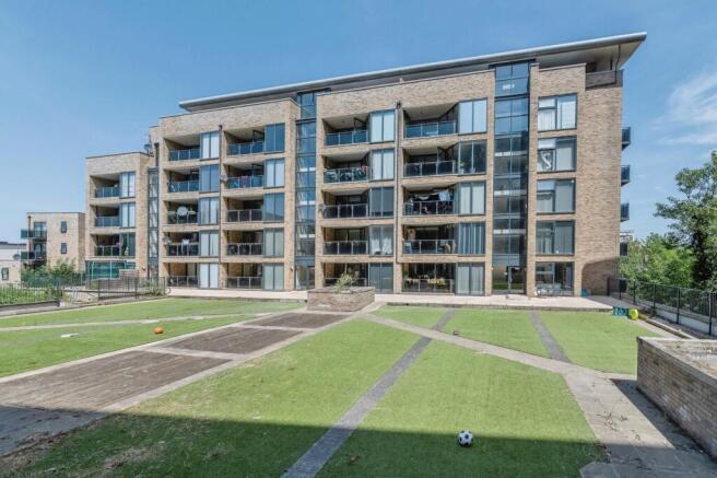 2 bed property, in Pullman Square, £260,000
