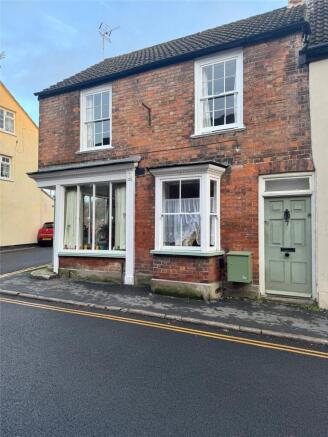 2 bed property, in High Street, £245,000