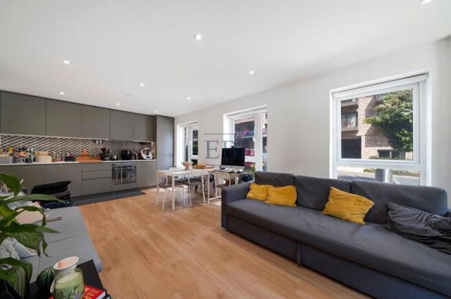 2 bed property, in Celeste House, £399,950