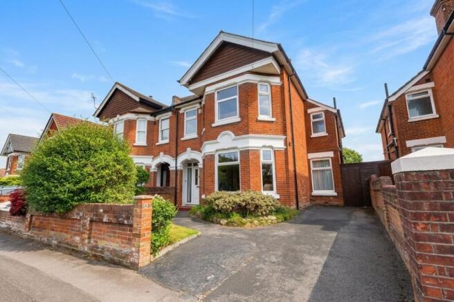 4 bed property, in Upper Shirley, £450,000