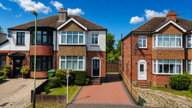 3 bed property, in Park View, £350,000