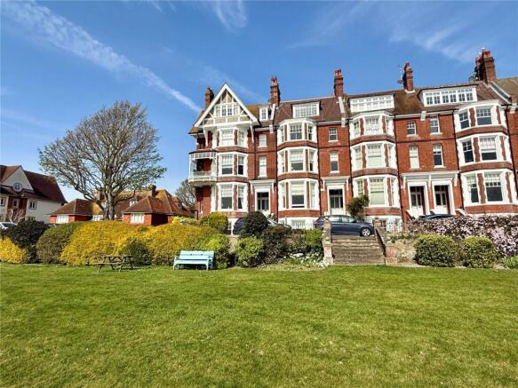 2 bed property, in Chatsworth Gardens, £375,000