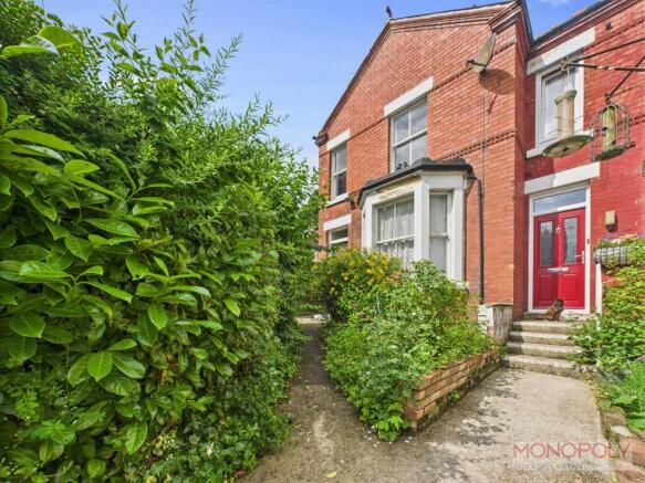2 bed property, in Woodland Grove, £120,000