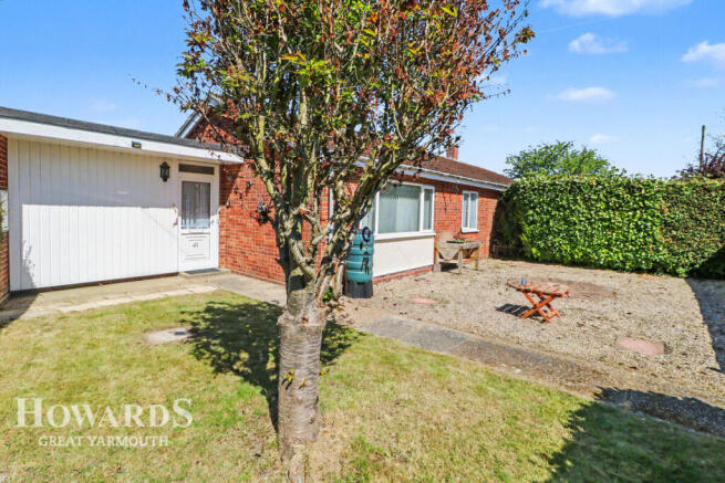 2 bed property, in New Road, £200,000