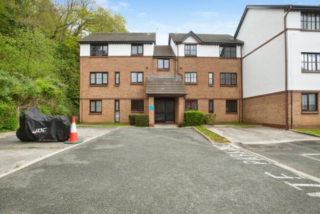 2 bed property, in Crabtree Close, £100,000