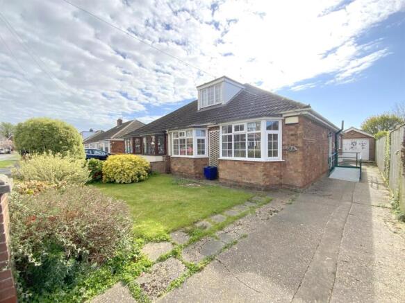 2 bed property, in Peaks Avenue, £160,000