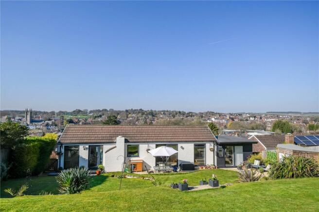 4 bed property, in Ducks Meadow, £875,000
