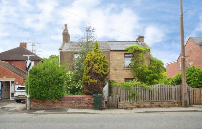 3 bed property, in Cawthorne Road, £230,000