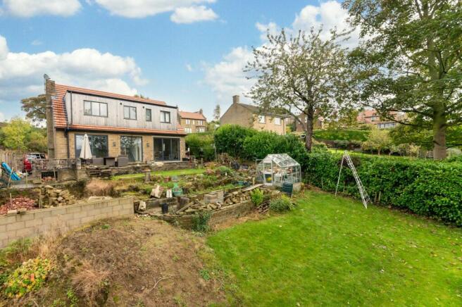 4 bed property, in Thorncliffe, £500,000