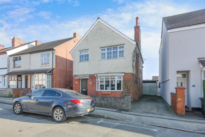 3 bed property, in Crescent Road, £280,000