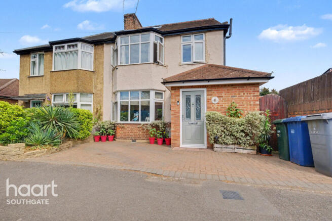 5 bed property, in Crescent Road, £700,000