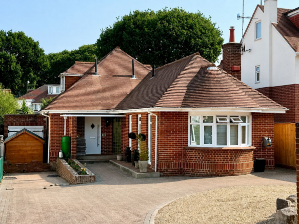 4 bed property, in Lilliput Road, £750,000