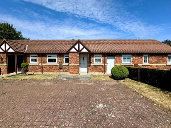2 bed property, in Northfield Drive, £230,000