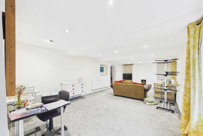 3 bed property, in Lynn Road, £275,000
