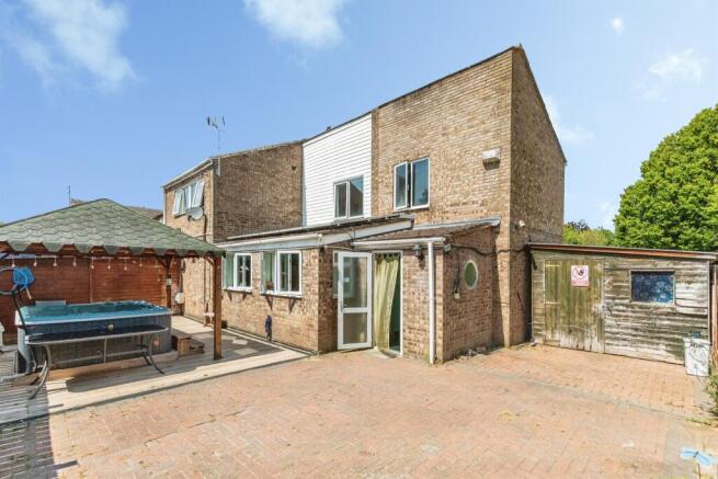 5 bed property, in Lapland Walk, £225,000