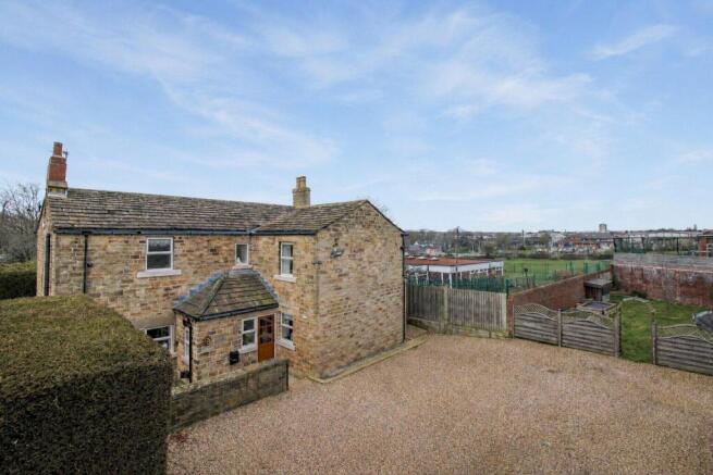 3 bed property, in High Street, £595,000