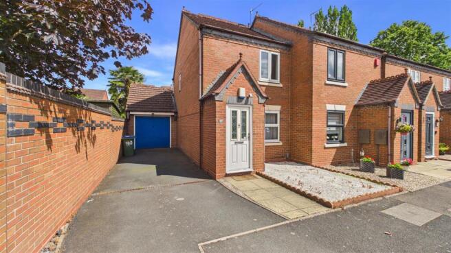 2 bed property, in Woodhouse Way, £195,000