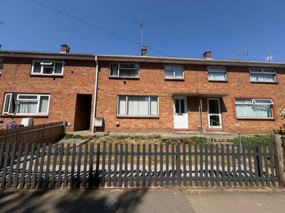 3 bed property, in Woodgreen Avenue, £250,000
