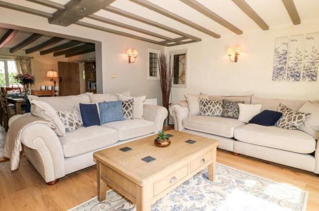 4 bed property, in Ashby Road East, £425,000