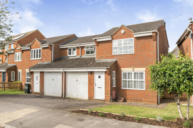 3 bed property, in Cranesbill Drive, £425,000