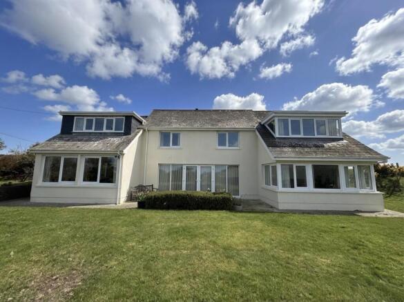 5 bed property, in Croesgoch, £300,000