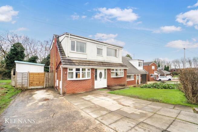 5 bed property, in Stonehill Drive, £325,000