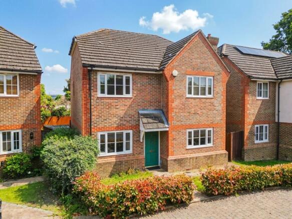 4 bed property, in Knights Close, £700,000