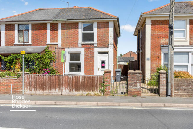 2 bed property, in Avenue Road, £175,000