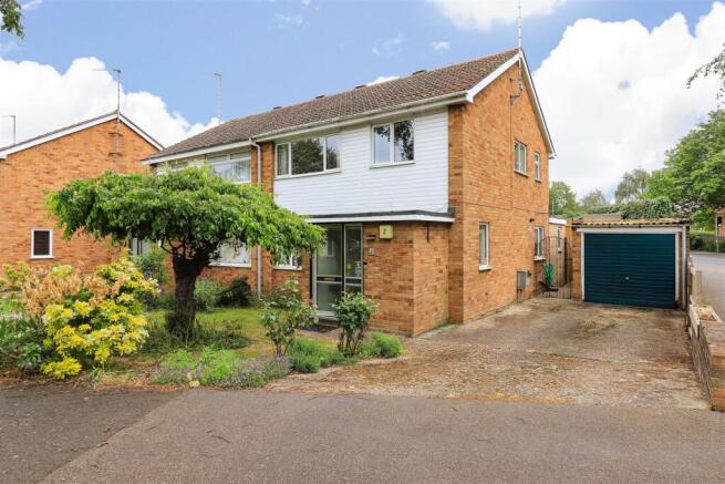 3 bed property, in Brownlow Road, £450,000