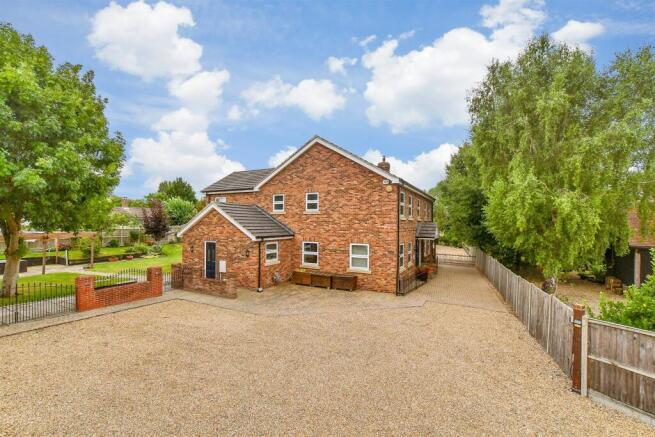 4 bed property, in High Street, £1,100,000