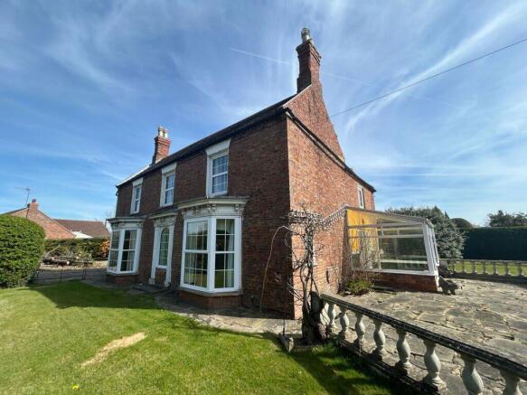 4 bed property, in Main Road, £270,000